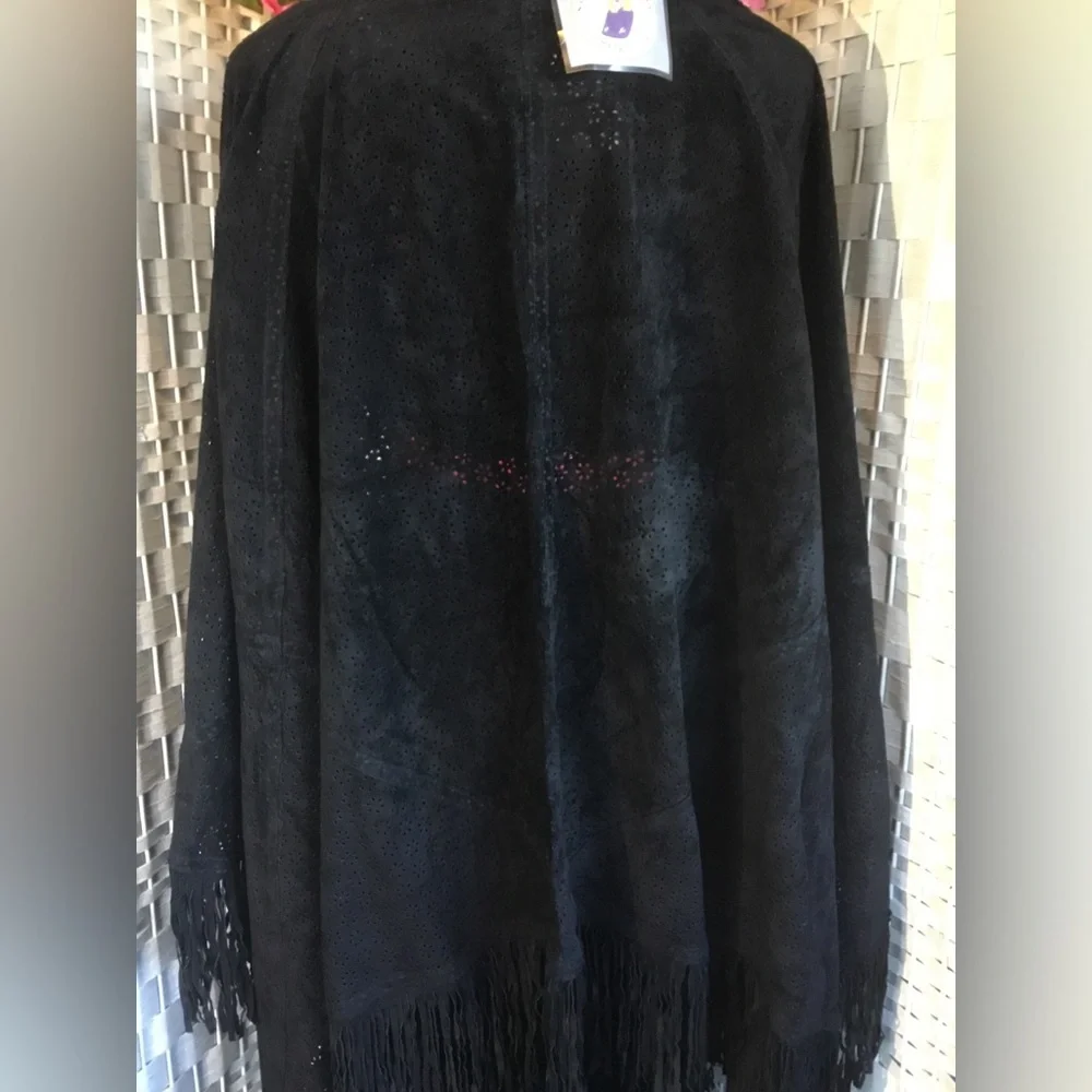 💖🌸 See new listing 🌺💜 Suzanne Somers Black Laser Cut Leather Cape Poncho - Picture 8 of 15
